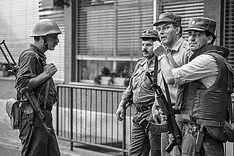 Офицер ЮНА в шлеме М59/85 и словенские милиционеры, июнь 1991