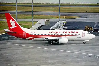 Тот же самолёт (DQ-FJD) с правой стороны — в ливрее Royal Tongan