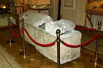 Могила в виде каменного сундука, обнаруженная во время археологических раскопок в некрополе Древне Гянджи