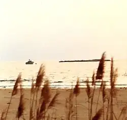 Корабль «Дабур» днем обеспечивает охрану у причала у острова к югу от Рош-ха-Никра, 1980 год