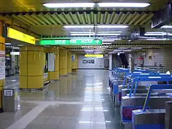 Турникеты в вестибюле станции Chilseong Market[англ.]