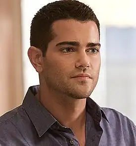 Джесси Меткалф в роли Кристофера Юинга в 2012 году.