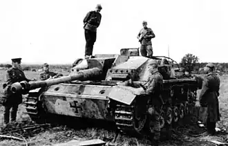 Советские солдаты осматривают финское штурмовое орудие StuG III, подбитое 15 июня 1944 г. в районе Куутерселькя (РГАКФД).