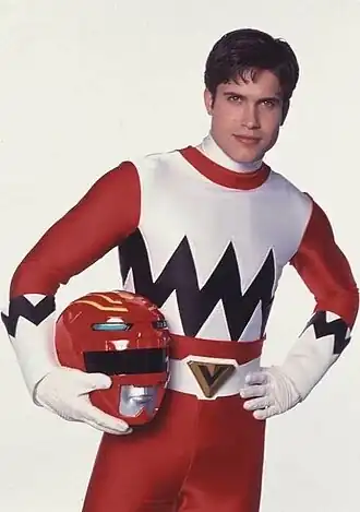 Дэнни Славин в роли Лео Корбетав сериале «Могучие рейнджеры: Потерянная галактика» (1999).