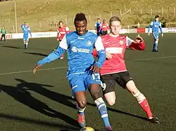 Йонлейф Хёйгор (справа) борется за мяч с Давидом Асаре