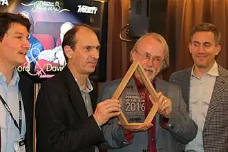 Дебрюж крайний справа