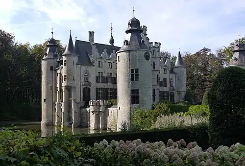 Общий вид замка с юго-востока