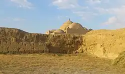 Вид на мечеть Деггарон со стороны остатков стен древнего городища