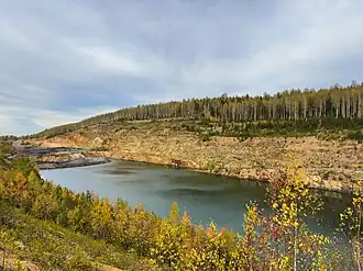 Затопленный золоторудный карьер на западном склоне горы Лабаз-камень