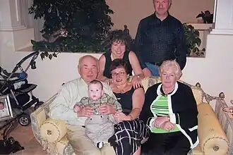 Меер Дейч (слева) в США со своей дочерью и внучкой