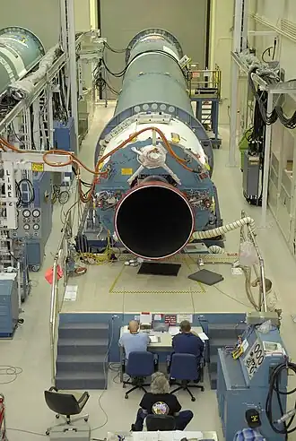 Первая ступень ракеты-носителя «Дельта-2» с двигателем RS-27A проходит испытания в ходе подготовки к запуску марсианского зонда «Феникс». 17 мая 2007 года