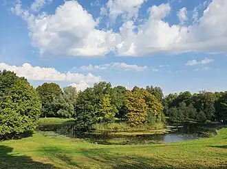 Вид на большой пруд с островом в нижней части парка.