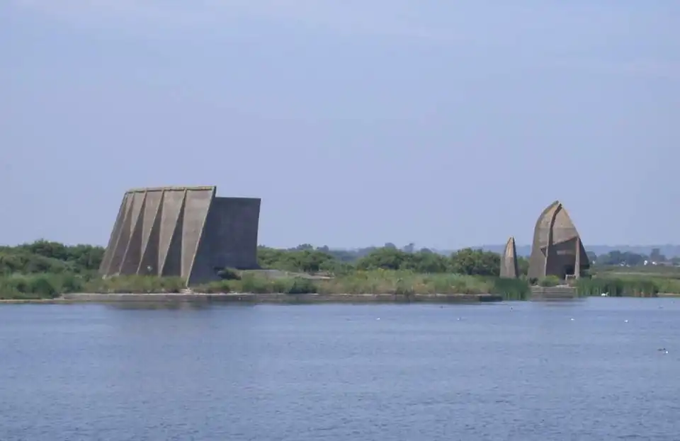 Английские стационарные звукоулавливатели 1920-х годов. Слева — изогнутая железобетонная стена длиной 60 м, справа — железобетонные тарелки диаметром 9 м и 6 м