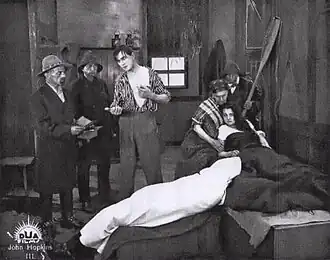 Кадр из фильма. Бела Лугоши стоит в центре.