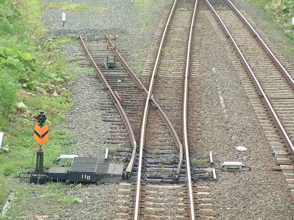 Сбрасывающая стрелка с электроприводом (Япония)