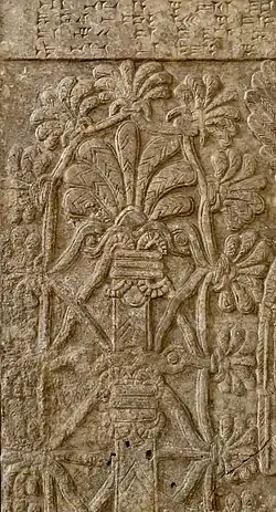 Ассирийская пальметта на рельефе с Ашшурнацирапалом II, IX век до н. э.