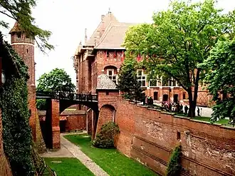 Стены замка и разводной мост