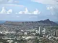 Вулкан на панораме района столицы штата Гавайи - Вайкики.