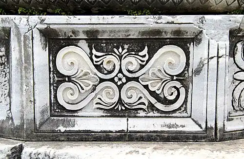 Древнегреческий рельеф с пальметтами из руин храма Аполлона в Дидиме, Турция, ок. 300-150 гг. до н. э.