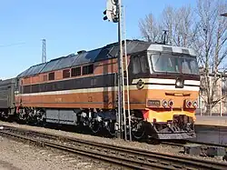 ТЭП70-0294 в оранжевой окраске с коричневой и белой полосами