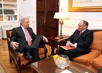 Встреча министра иностранных дел Греции Димитриса Аврамопулоса (слева) с послом Великобритании Дэвидом Ландсманом в Афинах в июле 2012 года