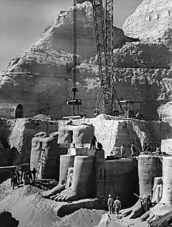 Демонтаж статуй у фасада