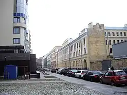 Вид от Малой Монетной улицы в сторону Каменноостровского проспекта. Справа — Спецстрой России (бывшие казармы и зенитно-артиллерийское училище), слева — «Серебряные зеркала»