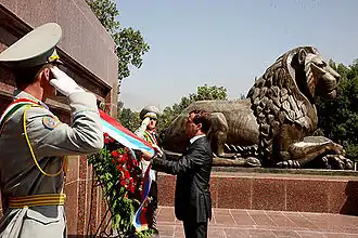 Президент Российской Федерации Дмитрий Медведев возлагает венок к памятнику Исмаила Самани, 29 августа 2008 года