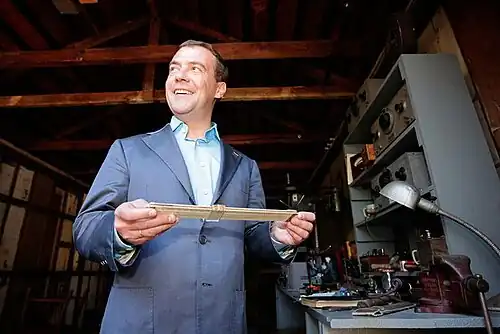 Дмитрий Медведев в гараже в 2010 году