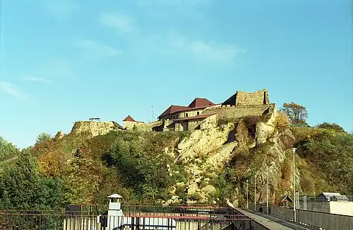 Вид замка снизу