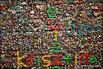 Надпись из жевательной резинки