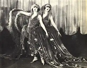 Сёстры на сцене