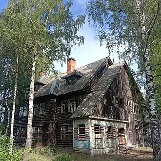 Дом-коммуна на улице Революции, 11; деревянный конструктивизм Н. А. Троцкого одна из ярких особенностей посёлка