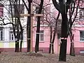 Деревянный крест, установленный на строительной площадке на бульваре Пушкина.