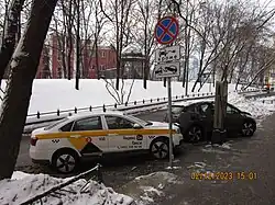 Электротакси Evolute i-PRO на зарядке в Москве