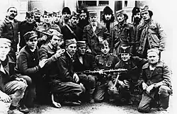 Секретарь Центрального национального комитета Королевства Югославия[серб.] академик Драгиша Васич, и бойцы Горной королевской гвардии, 1943 год