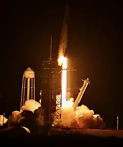 Старт ракеты-носителя Falcon 9 с кораблем