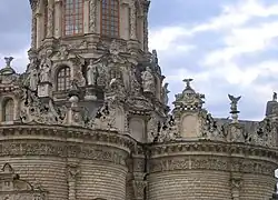 Скульптурный "театр" на крыше церкви Знамения