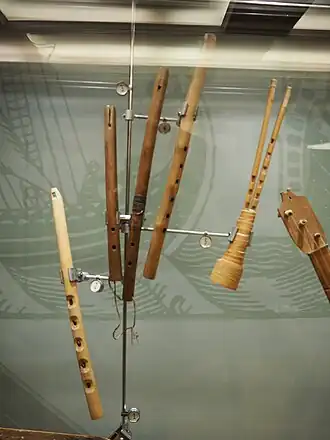 Русские духовые музыкальные инструменты XIX—XX вв. (слева направо): дудка, дудка-двойчатка, пыжатка, тростниковые дудки (двойная жалейка)