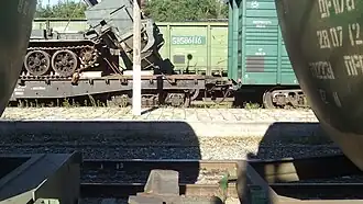 Западная платформа, вид между вагонами поезда с восточной платформы.