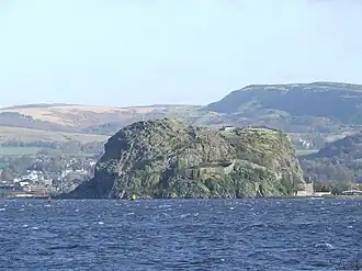 Вид на Дамбартонскую скалу со стороны реки Клайд