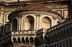 Одна из трибун (экседр) основания купола, выполняющая функцию контрфорса