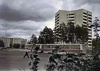 Трамвайный поезд КТМ-5 на площади Гайдара(маршрут № 3). Фото начала 1990-х. Ныне эта трамвайная линия разобрана.