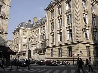 Здание École Centrale Paris.
