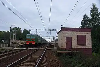 Электропоезд ЭР2Т-7161 на платформе