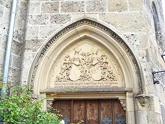 Родовые гербы над входом