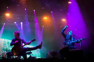 Группа New Order стала одним из ключевых исполнителей жанра.