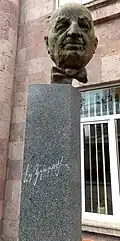 [Бюст Эдуарда Кзартмяна перед музыкальной школой его имени в Ванадзоре