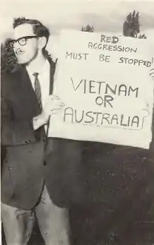 Коутрон на одиночном антикоммунистическом пикете в Канберре, март 1966 года
