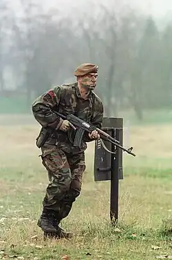 Военнослужащий Вооружённых сил Северной Македонии с автоматом Zastava M90A